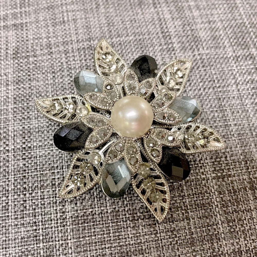 Premier Designs faux pearl and crystal brooch/pendant